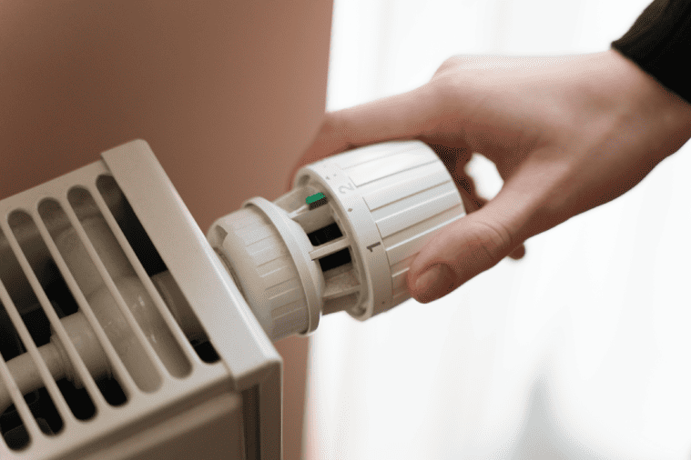 tête thermostatique d'un radiateur de chauffage central en acier blanc