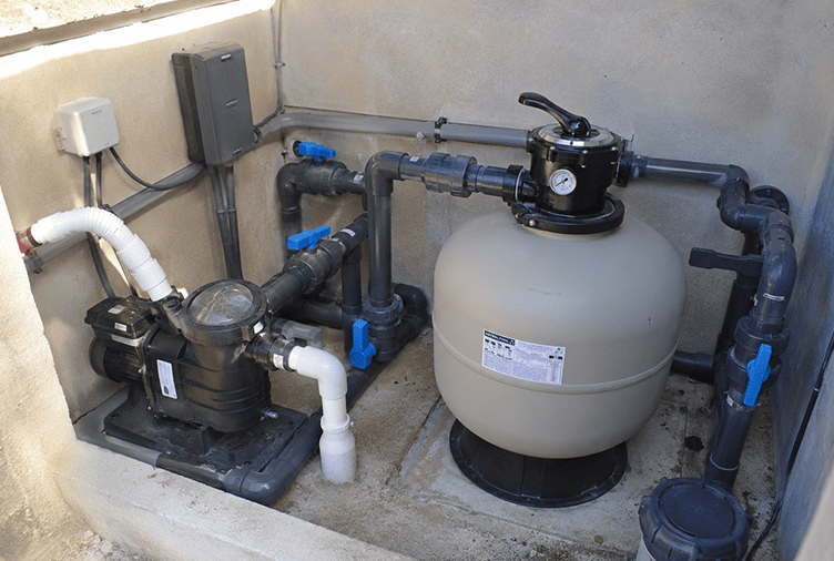 Installation d’une pompe piscine avec filtre à sable et tuyauterie PVC
