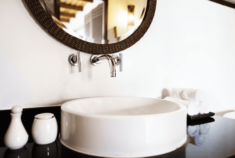 Lavabo salle de bain moderne avec meuble et robinetterie en Tunisie