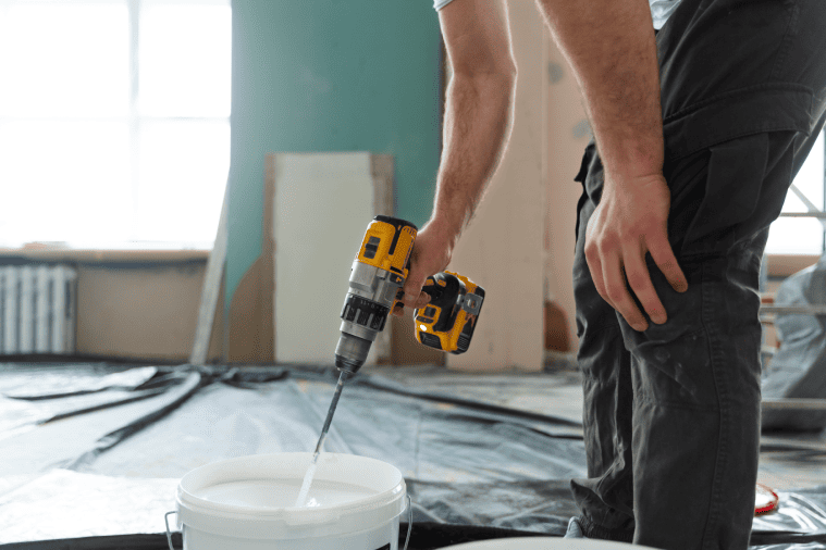 Malaxeur et tige mélangeuse pour travaux de peinture