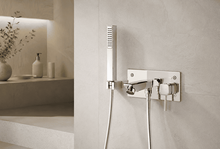 Mitigeur de douche encastré SOPAL chromé avec douchette à main dans une salle de bain moderne en Tunisie