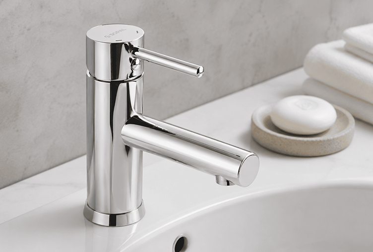 Mitigeur SOPAL chromé pour lavabo ou vasque installé dans une salle de bain moderne en Tunisie