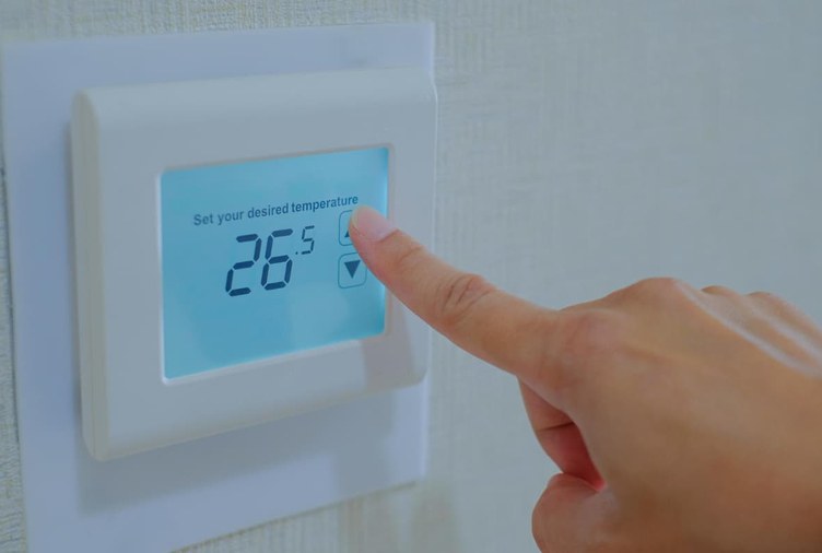 Thermostat filaire mural à écran digital pour régler la température du chauffage central
